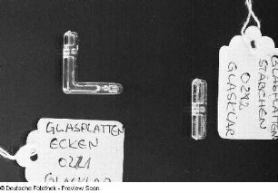 Glasplattenecke (Modell 021) und Glasplattenstäbchen (Modell 022) (1981; VEB Metallwaren Naumburg)