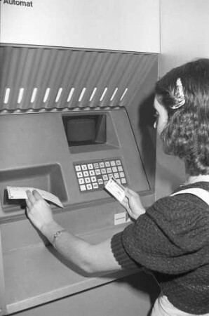 Städtische Sparkasse Karlsruhe. Inbetriebnahme des ersten automatischen Bankschalters