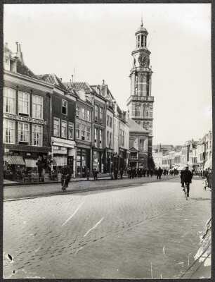Zutphen, Niederlande. Houtmarkt mit Wijnhuistoren (Weinhausturm). Straßenansicht