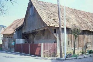 Scheune mit vorkragendem OG, Vorgarten; sanierungsbedürftig