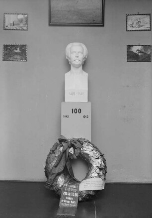 Karl-May-Museum. Büste Karl May : Radebeul. Karl-May-Museum. Büste Karl May (1900/1908; S. Werner), davor Kranz von Trude Stosch-Sarrasani. Ehrung zum 100. Geburtstag 1942