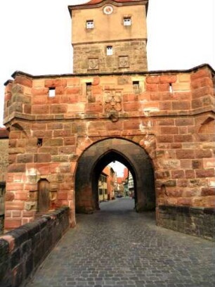 Stadtbefestigung-Stadttor (Oberer Torturm) mit Vortor von Westen