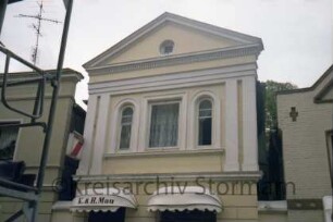 Besttorstraße 1: giebelständige Straßenfront: Teilansicht: Obergeschoss, Dreiecksgiebel: in Erdgeschoss Bekleidungsgeschäft Mau: beiderseits des Hauses Durchgänge