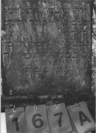 Grabstein 167 (Index: 99608852) Material: Sandstein Zustand: abgeblättert und verwittert mit Textverlust Maße HxBxT: 80x38x9 cm Beschreibung: Stele, getreppter Sockel, geschweifter Abschluß, Dreipaß: Grabstein 167A