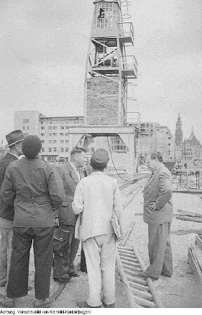 Dresden, Altmarkt. Neubebauung, Walter Weidauer auf der Baustelle - Blick zur Ruine der Sophienkirche, September 1953
