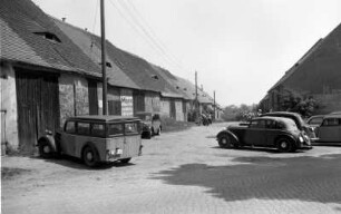 Kamenz, Königsbrücker Straße mit mehreren aneinandergebauten Scheunen, im Vordergrund Lieferwagen vom Typ IFA F8