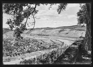 Pünderich. Blick auf den Ort