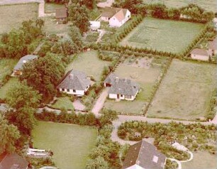 Kuddewörde (Kreis Herzogtum Lauenburg): Luftbild: Wohnhaus (Mühlenredder 17): im Hintergrund Straße Langenstücken