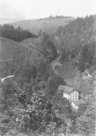 Höckendorf-Edle Krone. Durchbruchstal der Wilden Weißeritz. Eisenbahnlinie der Strecke Freiberg - Dresden und Hotel und Restaurant Unverhofft Glück