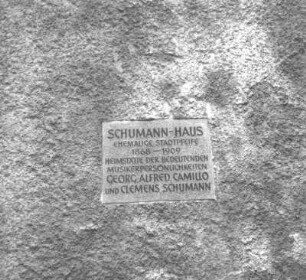 Königstein (Sächsische Schweiz). Ehem. Stadtpfeife und Wohnhaus (1868-1909) des Stadtmusikdirektors Clemens Schumann und dessen Söhnen Georg, Alfred, Camillo und Clemens Schumann jun., Pirnaer Straße 29 (heute Goethestraße 10). Um 1860. Erinnerungstafel