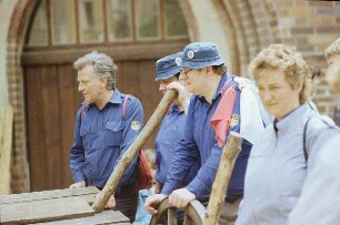 Berlin. Pfingsttreffen. Funktionäre in FDJ-Hemden bei einer Stadtbesichtigung