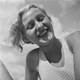 Lachende Frau am Strand