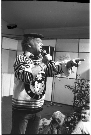 Stormarnia Ahrensburg 1989: Komiker Fips Asmussen vor Publikum auf einer Bühne