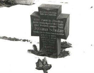 Grabkreuz für Johann Schulze : Grabkreuz für Johann Schulze. Diorit (ab 1940). Dresden-Neustadt, Albertstadt, Nordfriedhof (Garnisonsfriedhof)