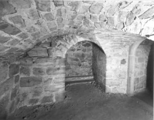 Königstein. Festung. Kommandantenhaus (1589-1591). Raum No. 1 mit teilweise zugmauertem Treppenaufgang (2. Untergeschoß)