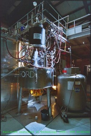Gyrotron-Prototyp der Firma Thales Electron Devices am Mikrowellen-Teststand in der Versuchshalle des Instituts für Technische Physik (ITP)