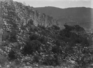 Steinmauer : Steinmauer inmitten einer felsigen Landschaft.