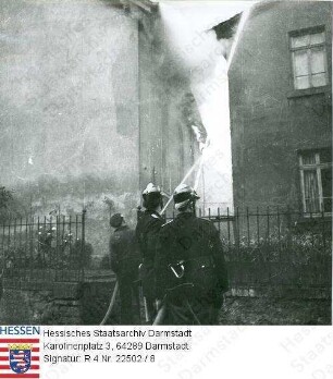 Ober-Ramstadt, 1938 November / Zerstörung und Brand der Synagoge / Feuerwehrmänner bei der Verhinderung des Übergriffs des Feuers auf Nachbargebäude