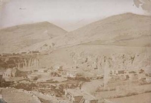 Siedlung Sar : Blick vom Amphitheater der antiken Stadt Komana in nordwestlicher Richtung auf die heutige Siedlung Sar.