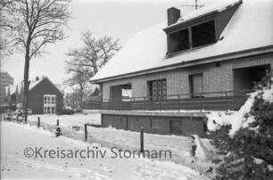 Mahlmannstraße / Neuhof: Bauruine: leerstehendes Haus vor Abriss: davor Vorgarten und Zaun: hinten links Wohnhäuser und Hochhaus: Winter