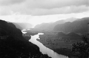 Blick ins Tal : Blick in ein Gletschertal. An der Talsohle fließt ein Gletscherbach. Daneben liegt eine Siedlung.