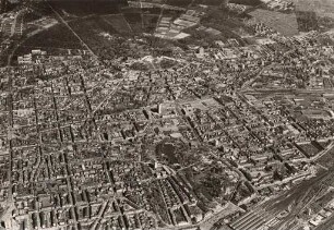 Luftbildaufnahmen von Karlsruhe. Gesamtes Stadtgebiet - Innenstadt mit Stadtgarten und Hauptbahnhof