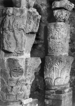 Kapitell aus dem Kirchenschiff von Saint-Germain-des-Prés: Stehende Heilige