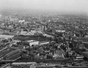 Luftaufnahme, Blick von Westen auf das Hallesches Ufer. Berlin-Kreuzberg, Hallesches Ufer