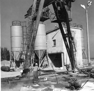 Gersdorf. VEB (B) Betonwerke Chemnitztal, Betriebsteil Betonwerke Gersdorf. Zementsilos. Seitenansicht mit Arbeitern bei der Herstellung von Betonbauteilen
