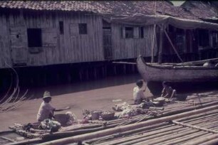 Reisefotos Asien. Wäscherinnen auf Flößen