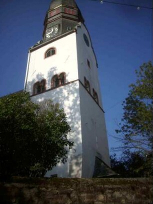 Martinskirche-Kirchturm von Südsüdosten-im Kern Romanischer Chorturm-Mittelgeschoß mit Biforien-Glockengeschoß im 18 Jh erneuert-Turmhaube 1895