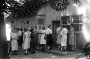 Berlin: Restaurant Tivoli, russische Arbeiterinnen am Erfrischungshäuschen