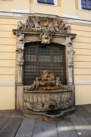 Dinglingerbrunnen : Dinglingerbrunnen. Sandstein (nach 1718 / 1966 Rekonstruktion; W. Hempel, W. Flemming). Dresden-Altstadt, Gewandhaus, Westfassade