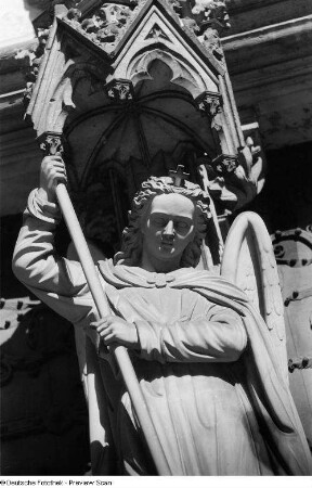 Erzengel Michael am Westportal (Jungfrauenportal) des Doms St. Marien