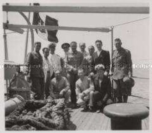 Wehrmachtssoldaten, Korinth, Italienische Marineoffiziere, die soeben mit Brennstoffdampfern angekommen sind.