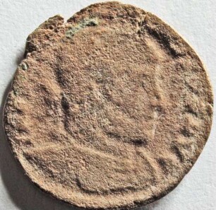Römische Münze, Nominal Follis, Prägeherr Constantinus I., Prägeort nicht bestimmbar, Original