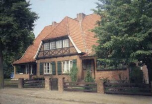 ehemaliges Gut Trenthorst-Wulmenau: Trenthorst 17: traufständiges Doppelwohnhaus: Straßenfront, mit Eingangsveranden, Mittelrisalit, Fachwerk an Giebel