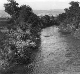 Reisefotos. Fluss in gebirgiger Landschaft