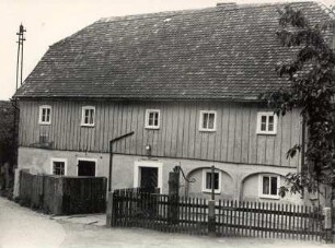 Haus mit Wasserpumpe in der Blutgasse in Hochkirch : Dom z klumpu při kěrchowskej muri na Krawnej hasy w Bukecach