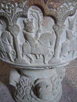 Aakirkeby - Verzierungen am Taufbecken : Verzierungen am frühromanischen Taufbecken in der Aa kirke, aufgenommen am 30. Juli 2010 in Aakirkeby auf der dänischen Ostseeinsel Bornholm
