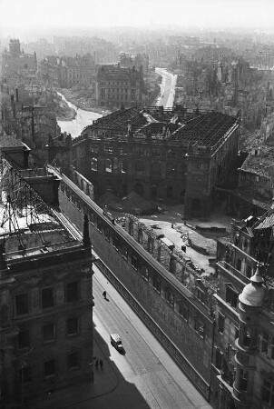 Dresden. Blick vom Turm der Katholischen Hofkirche über die Augustusstraße und das zerstörte Johanneum nach Südosten