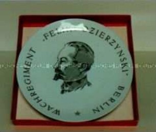 Wandteller des Wachregiments "Feliks Dzierzynski" in Kassette