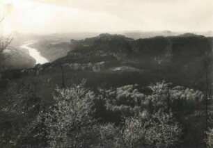 Blick vom Kipphorn am Großen Winterberg nach Westen ins Elbtal. Rechts Schrammsteine, im Hintergrund Lilienstein