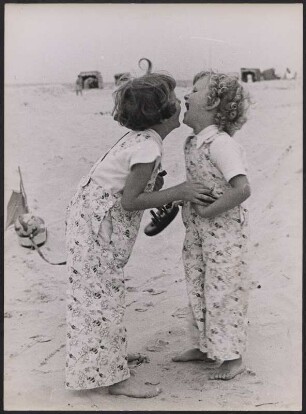 Zwei Kinder am Strand