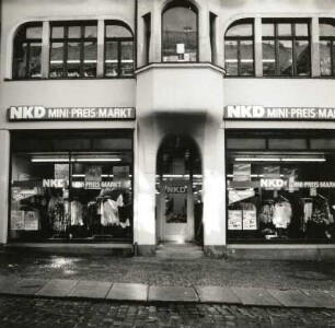 Auerbach, Friedensstraße 33. Wohn- und Geschäftshaus. Straßenfront (Teilansicht) mit Haupteingang