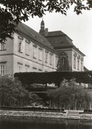 Ossegg (heute Osek / Tschechien). Kloster Osek. Teilansicht aus dem Klostergarten