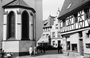 Offenburg: Ecke an der Kirche; Hintergrund Giebelhaus