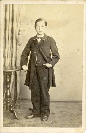 Fotografie eines stehenden Jungen