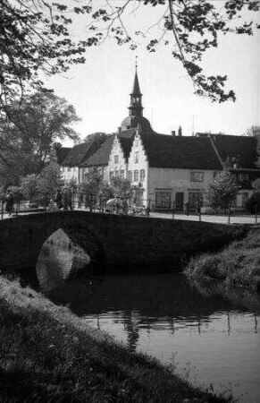 Friedrichstadt: holländische Häuser und Kirche, mit Gracht