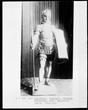 Nachbildung eines römischen Legionärs mit kaiserzeitlicher Rüstung